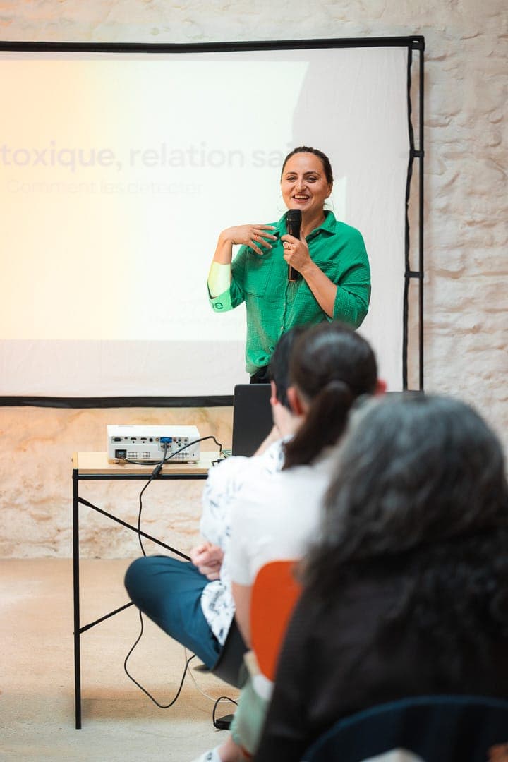 Sophie Canaguier en conférence sur les relations toxiques, micro à la main