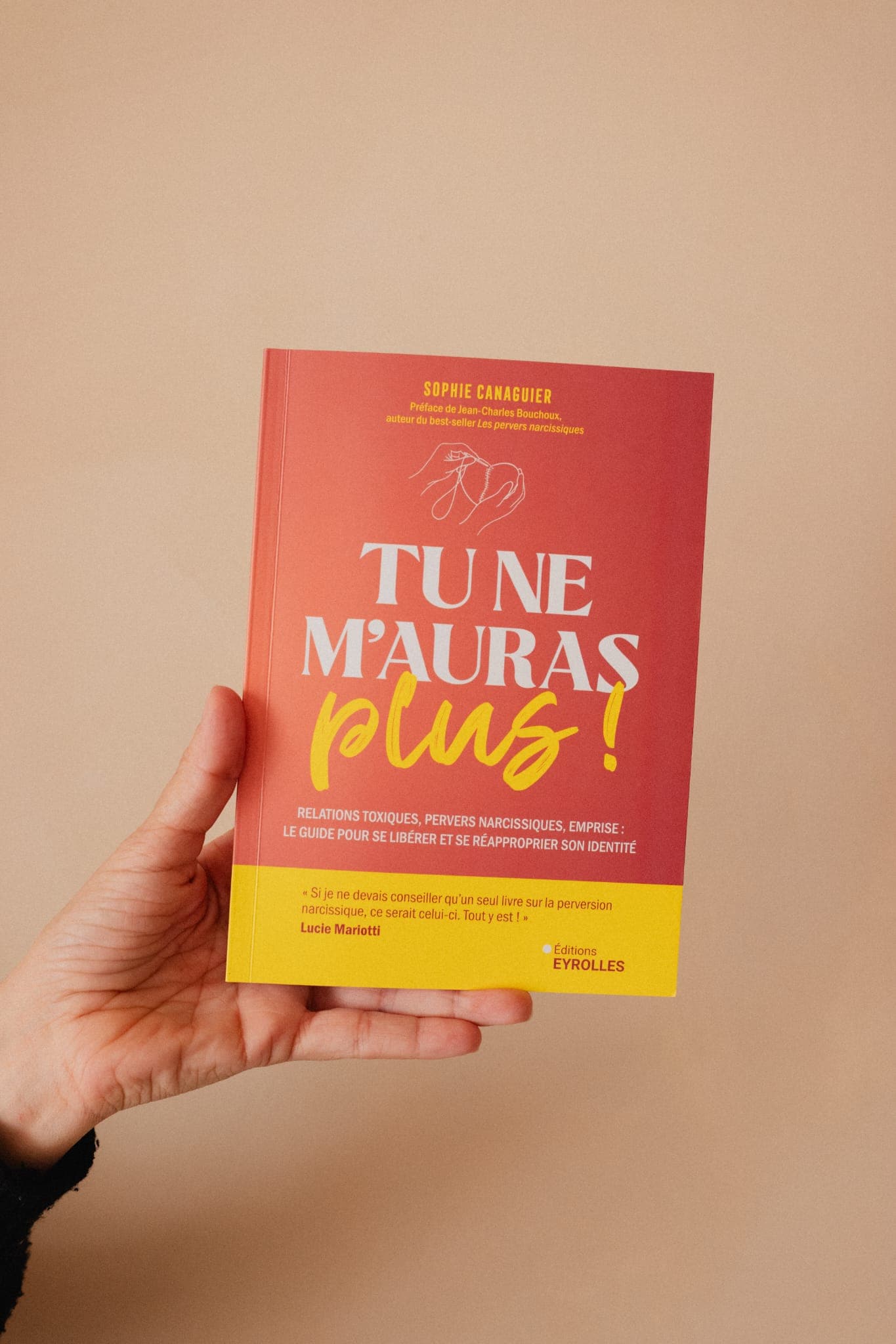 Le livre Tu ne m’auras plus ! de Sophie Canaguier, tenu à la main