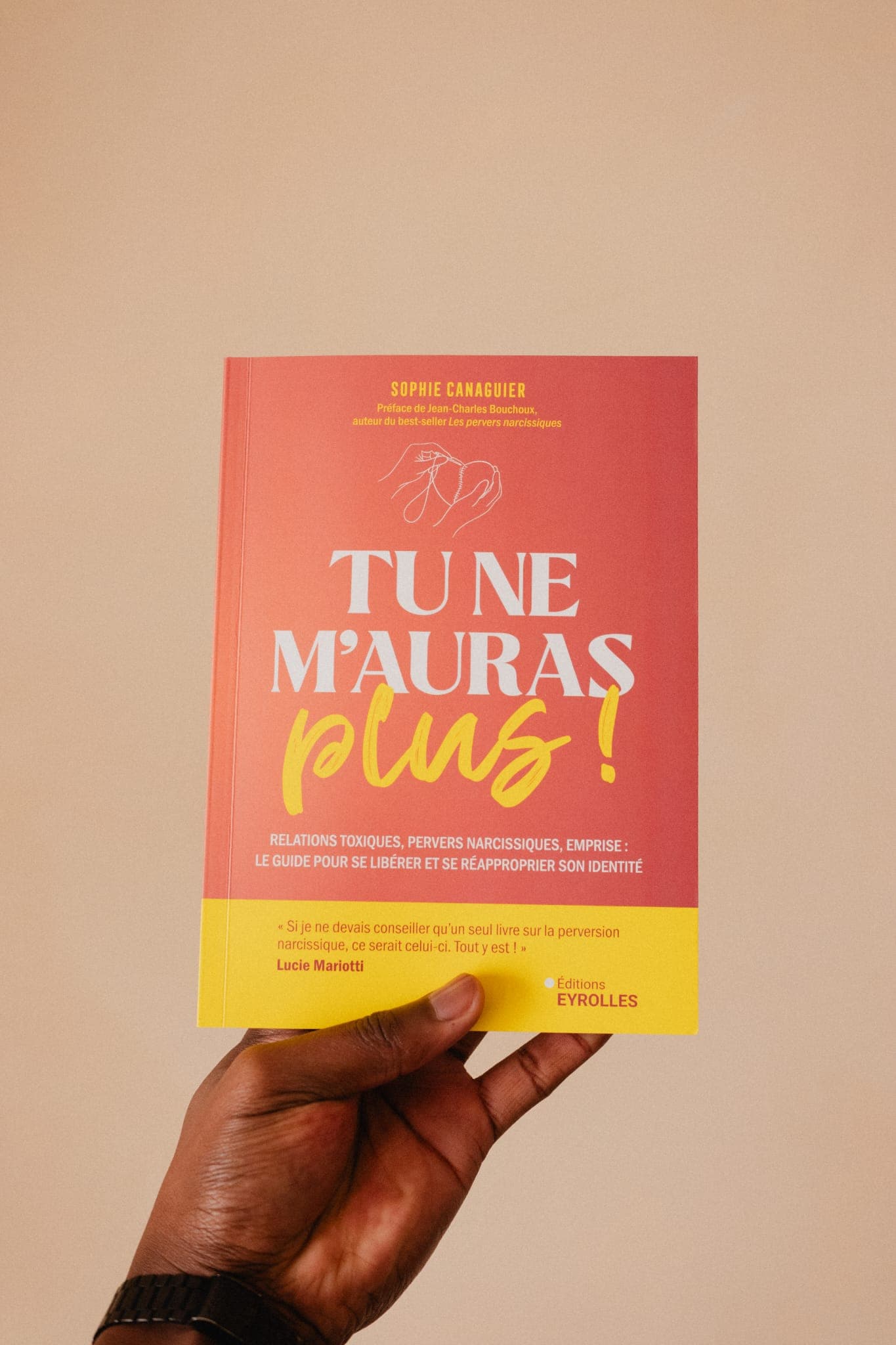 Le livre Tu ne m’auras plus ! tenu à la main