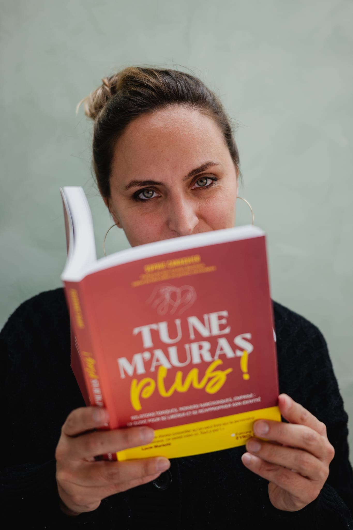 Sophie Canaguier tenant son livre Tu ne m’auras plus !