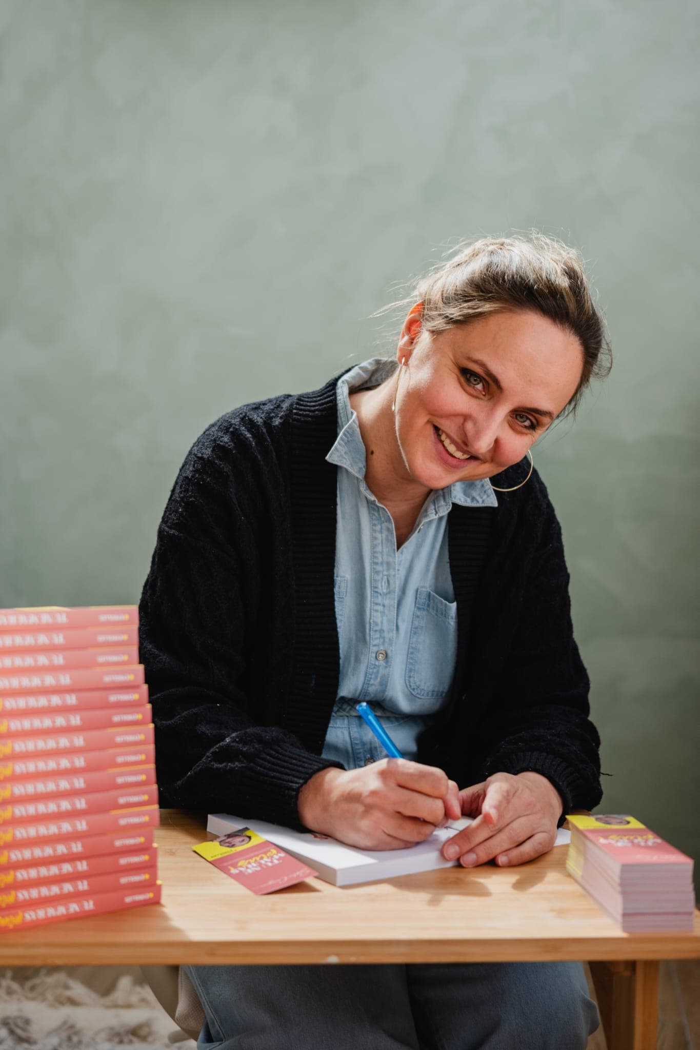 Sophie Canaguier dédicaçant son livre