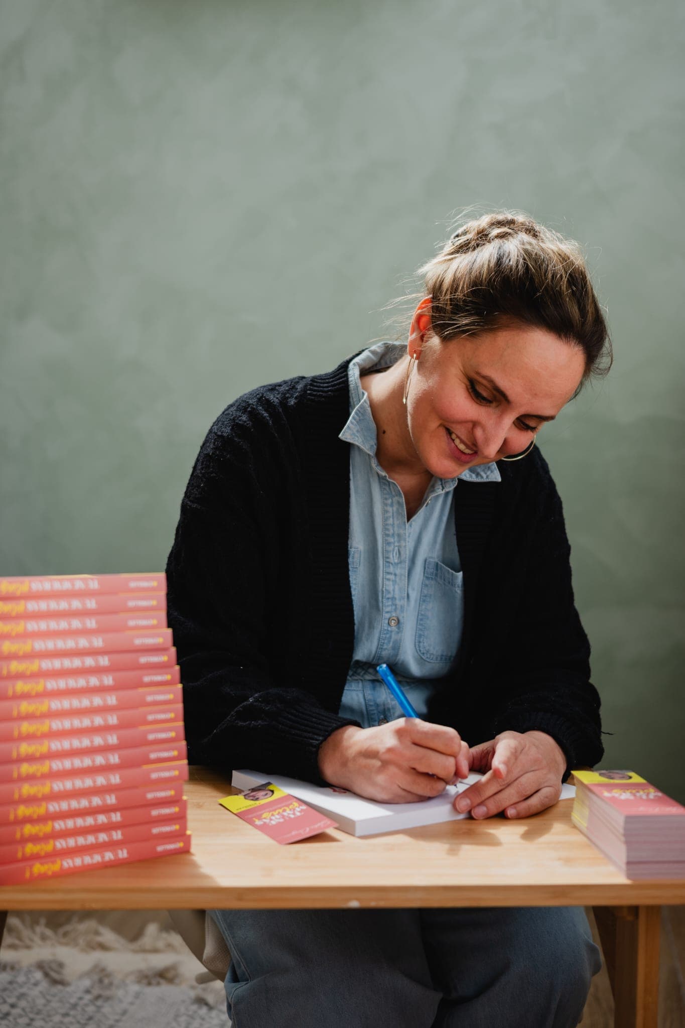 Sophie Canaguier dédicaçant son livre