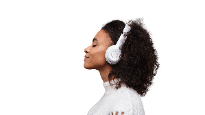 Femme de profil, casque audio sur les oreilles, écoutant une méditation guidée