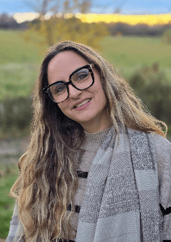 Portrait de Sophie Canaguier en extérieur, au coucher du soleil